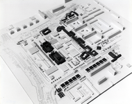 403650 Afbeelding van een maquette van een, niet uitgevoerd, plan van de Stichting Sociale Woningbouw Utrecht om ...